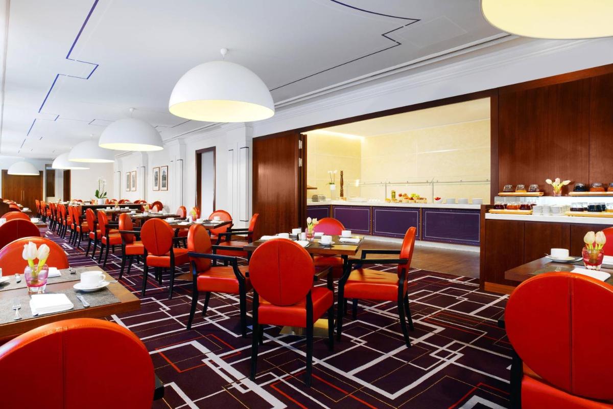 Ein Sitzbereich in der Unterkunft The Westin Grand Berlin