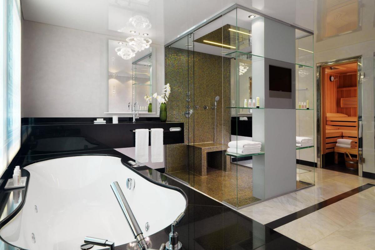 Ein Badezimmer in der Unterkunft The Westin Grand Berlin
