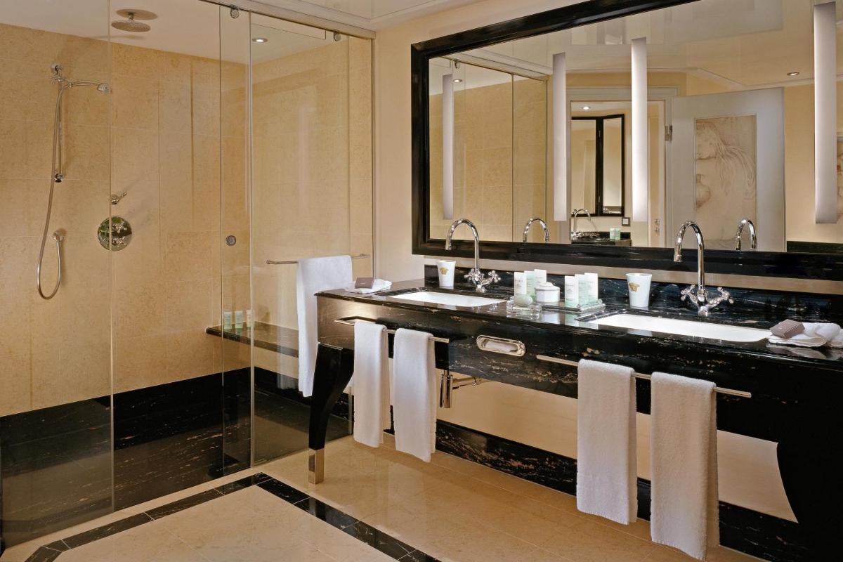 Ein Badezimmer in der Unterkunft The Westin Grand Berlin