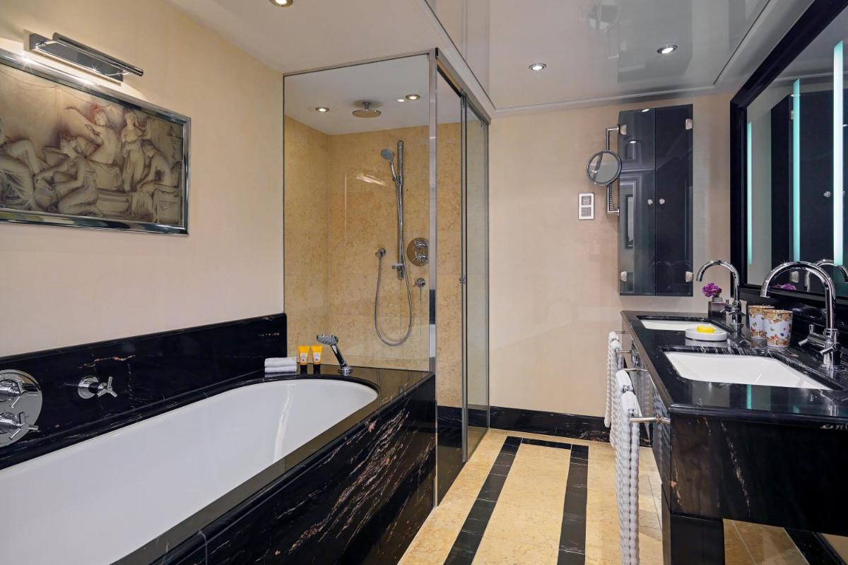 Ein Badezimmer in der Unterkunft The Westin Grand Berlin