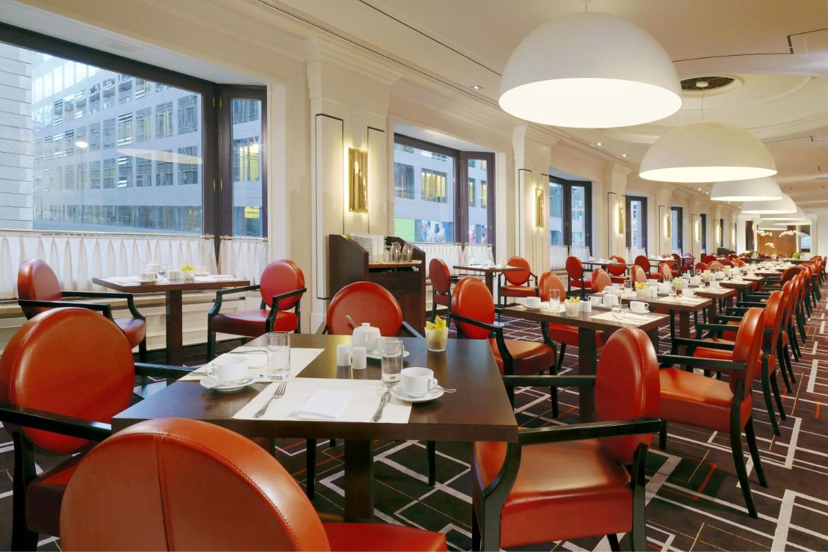 Ein Restaurant oder anderes Speiselokal in der Unterkunft The Westin Grand Berlin