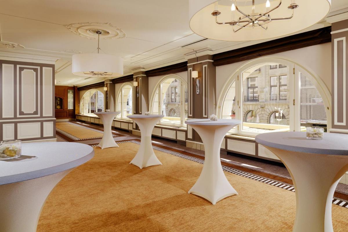 Ein Sitzbereich in der Unterkunft The Westin Grand Berlin