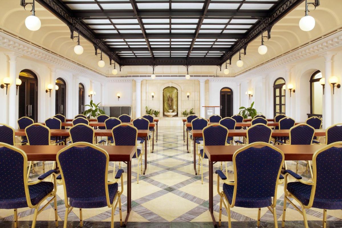 Ein Sitzbereich in der Unterkunft The Westin Grand Berlin