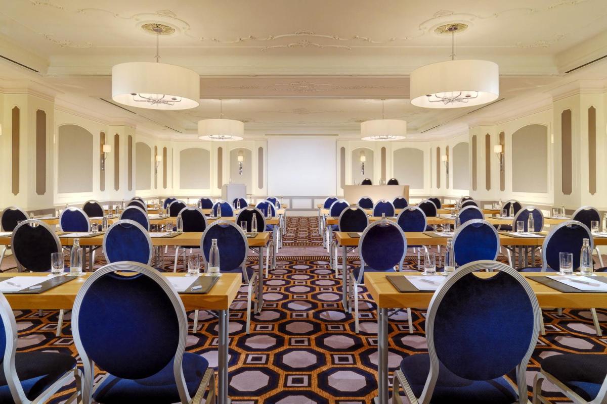 Ein Sitzbereich in der Unterkunft The Westin Grand Berlin