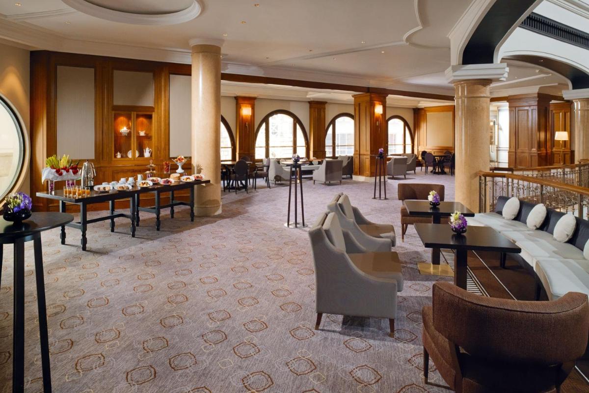 Ein Sitzbereich in der Unterkunft The Westin Grand Berlin