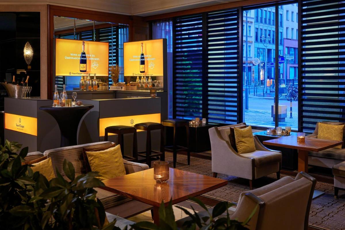 Ein Sitzbereich in der Unterkunft The Westin Grand Berlin