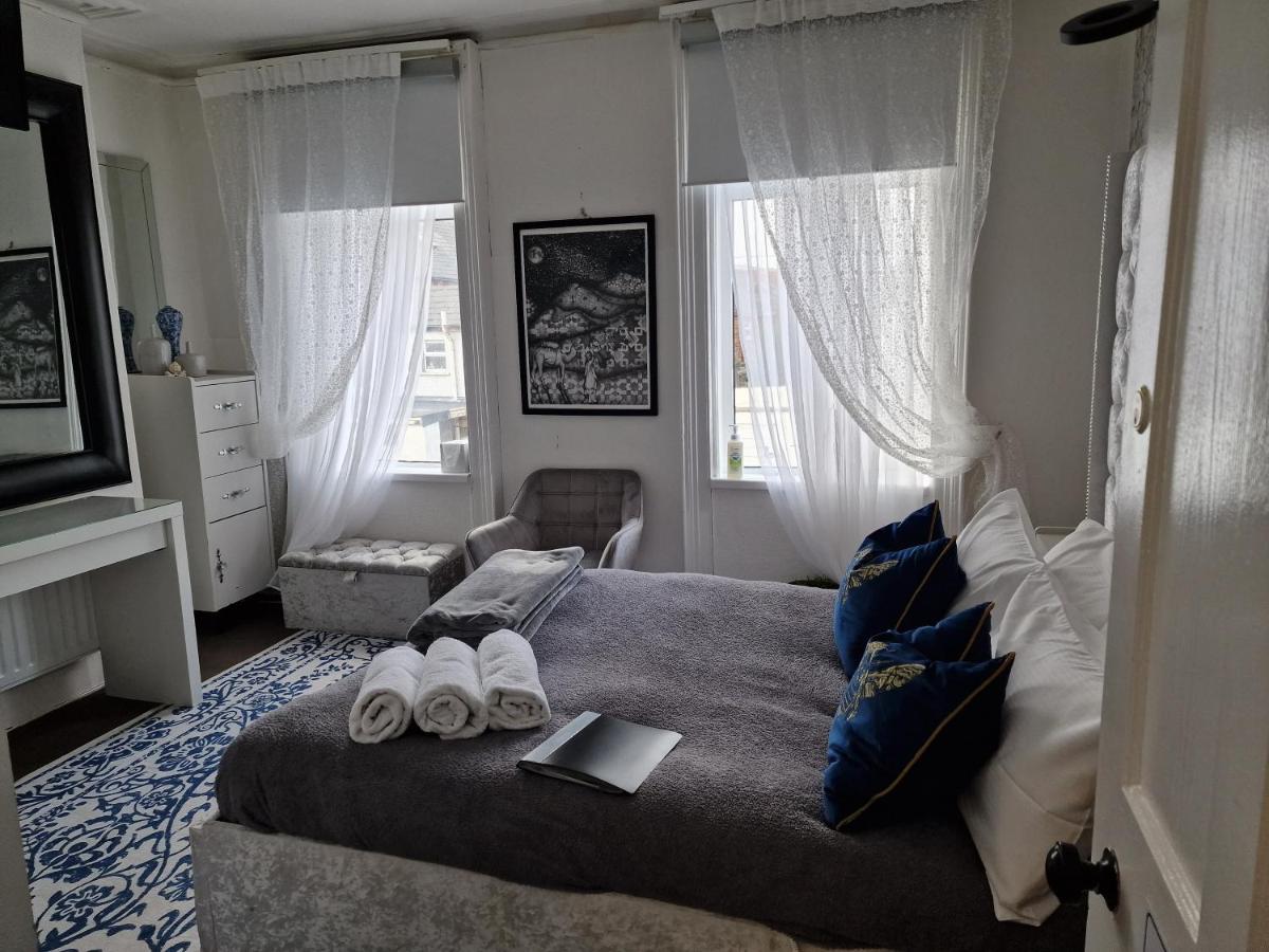 Budget Hostel type rooms, free continental breakfast, pics and full address sent after booking - Housity