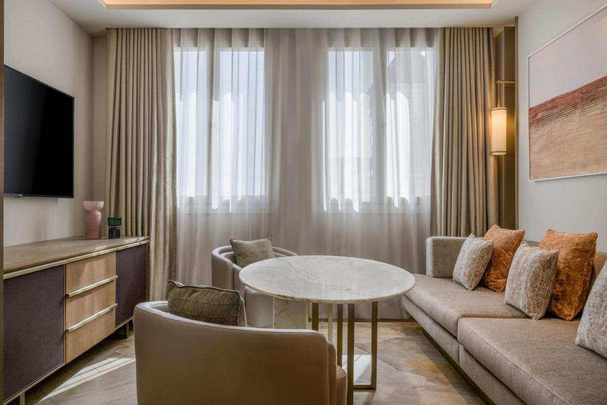 Una televisión o centro de entretenimiento en JW Marriott Hotel Madrid