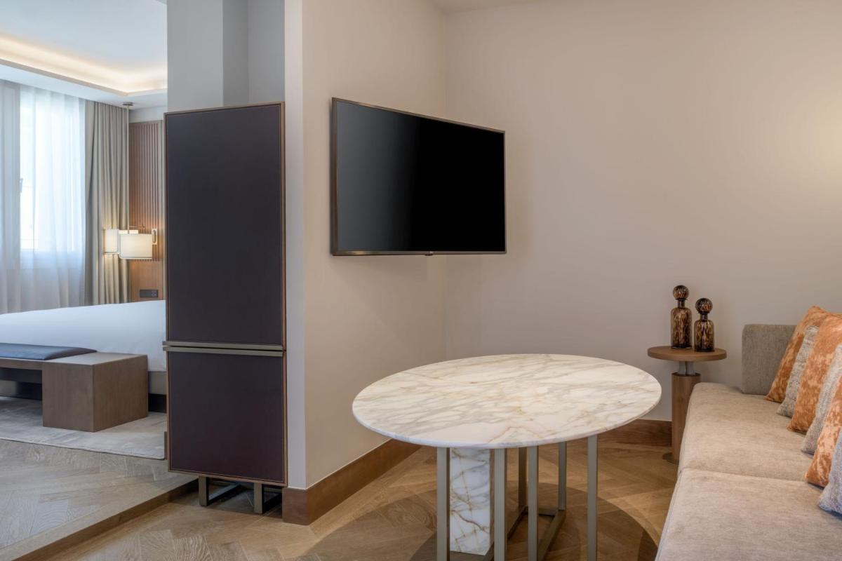 Una televisión o centro de entretenimiento en JW Marriott Hotel Madrid
