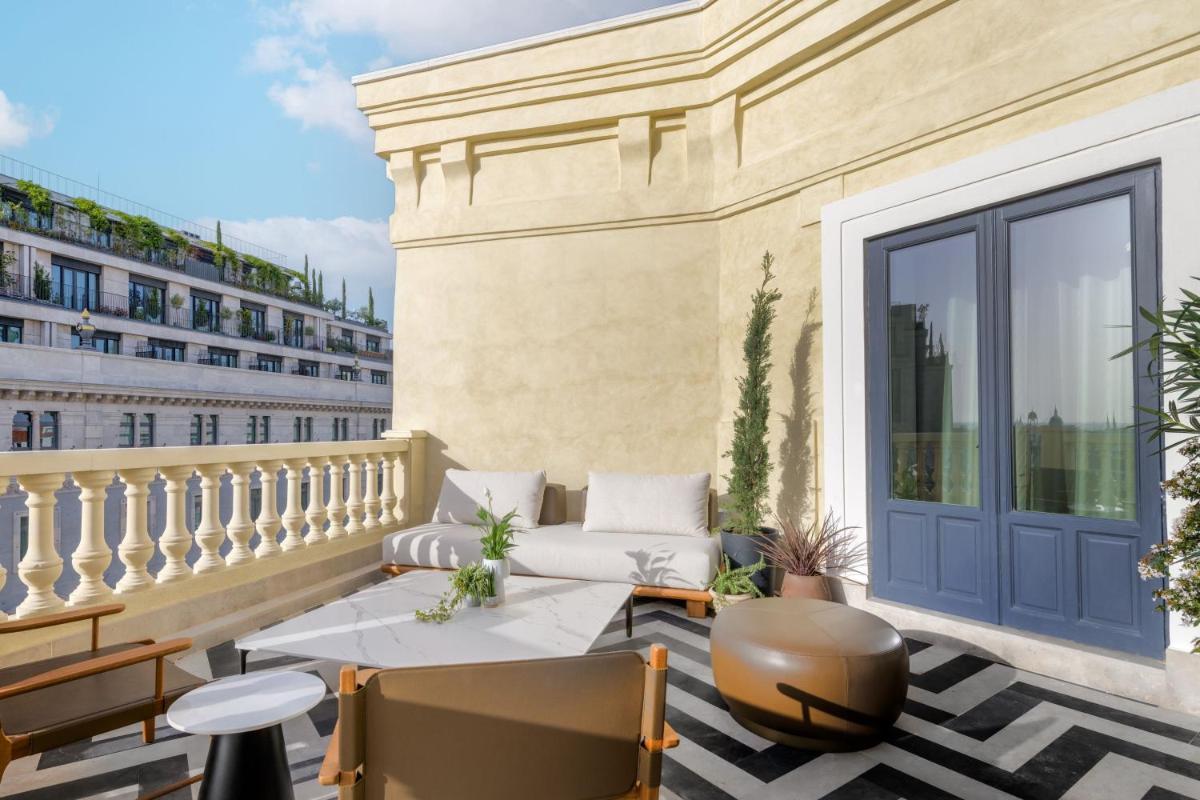 Un balcón o terraza de JW Marriott Hotel Madrid