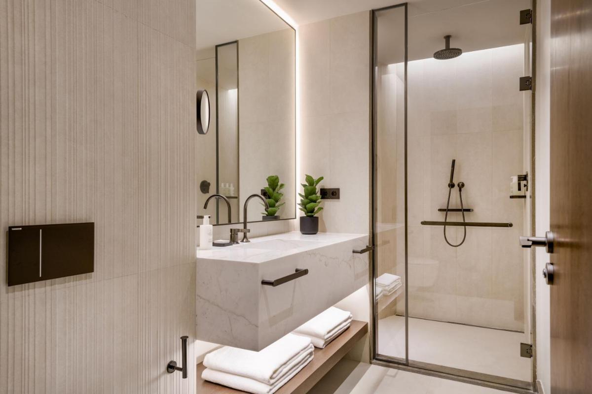 Un baño de JW Marriott Hotel Madrid