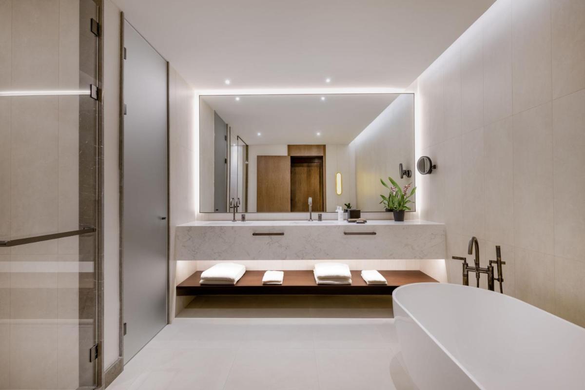 Un baño de JW Marriott Hotel Madrid