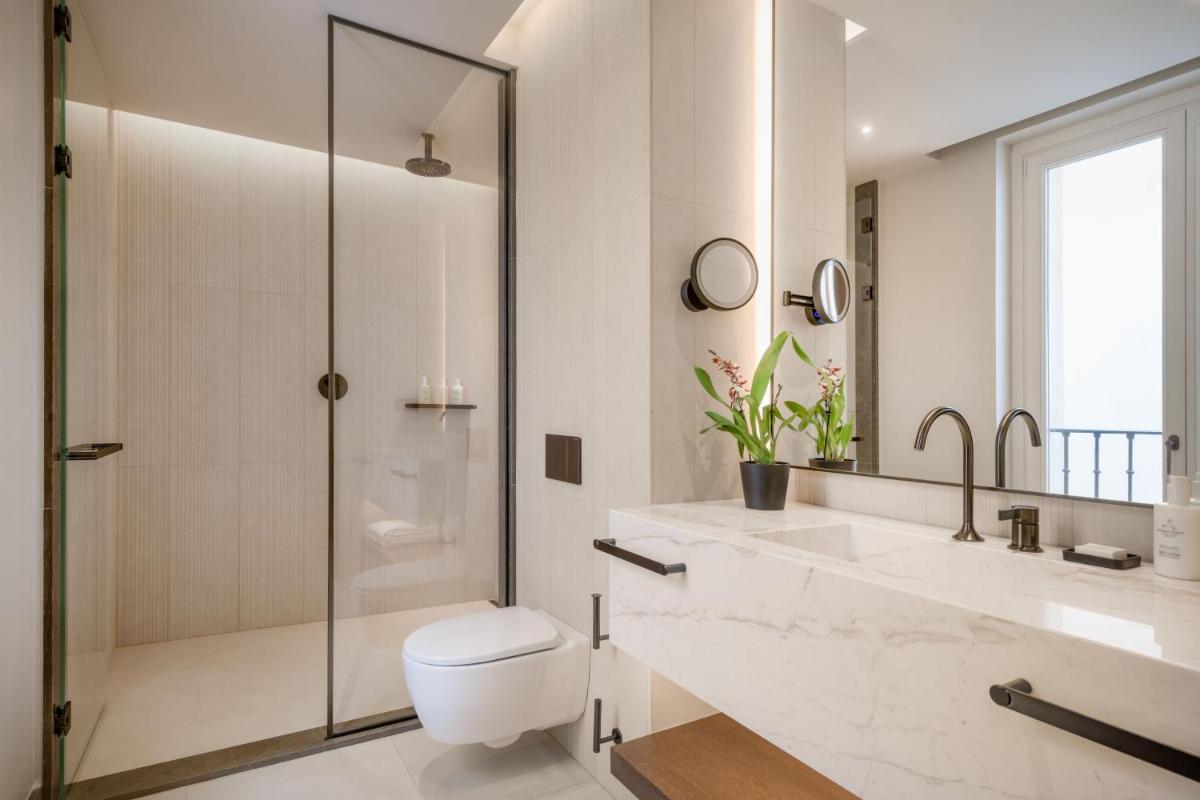 Un baño de JW Marriott Hotel Madrid
