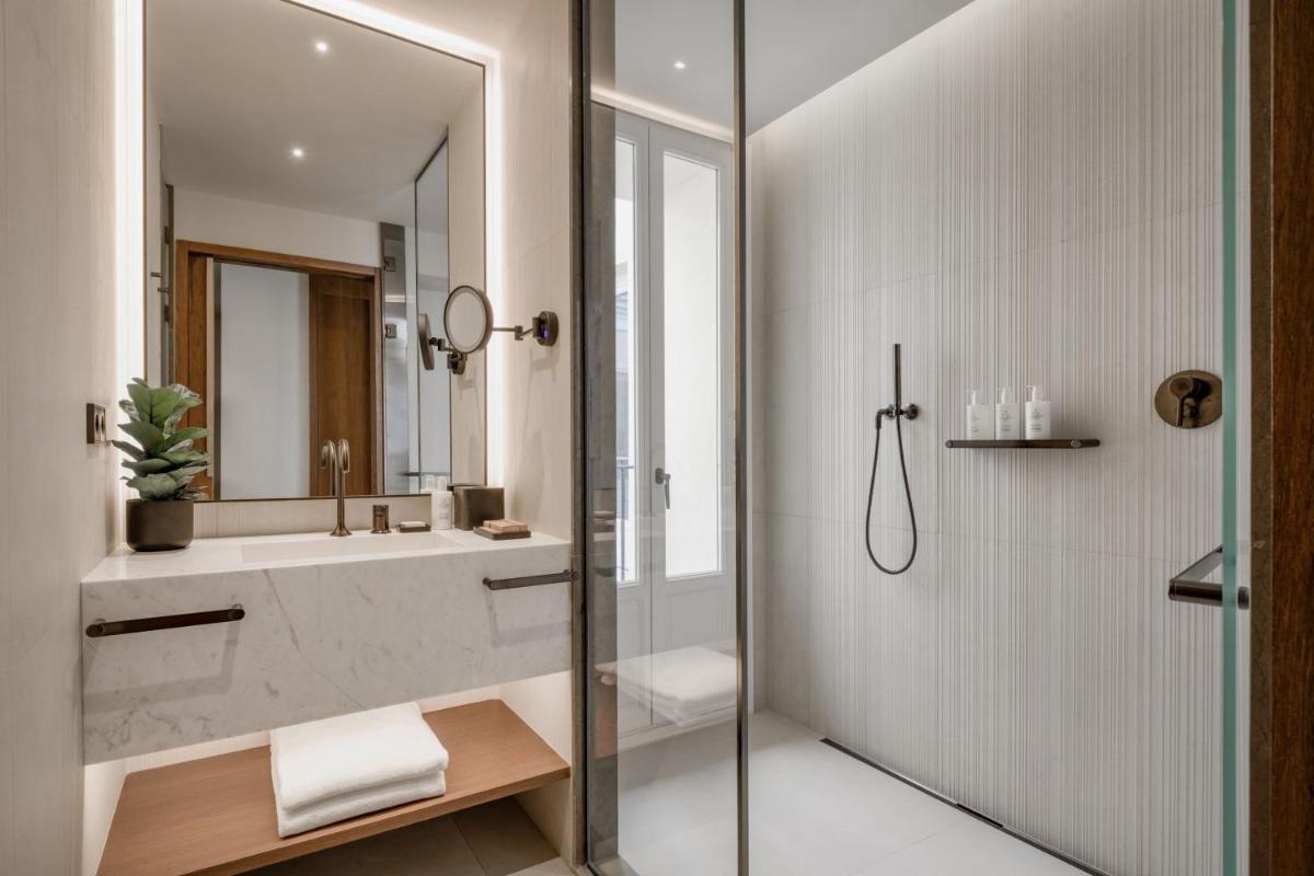 Un baño de JW Marriott Hotel Madrid