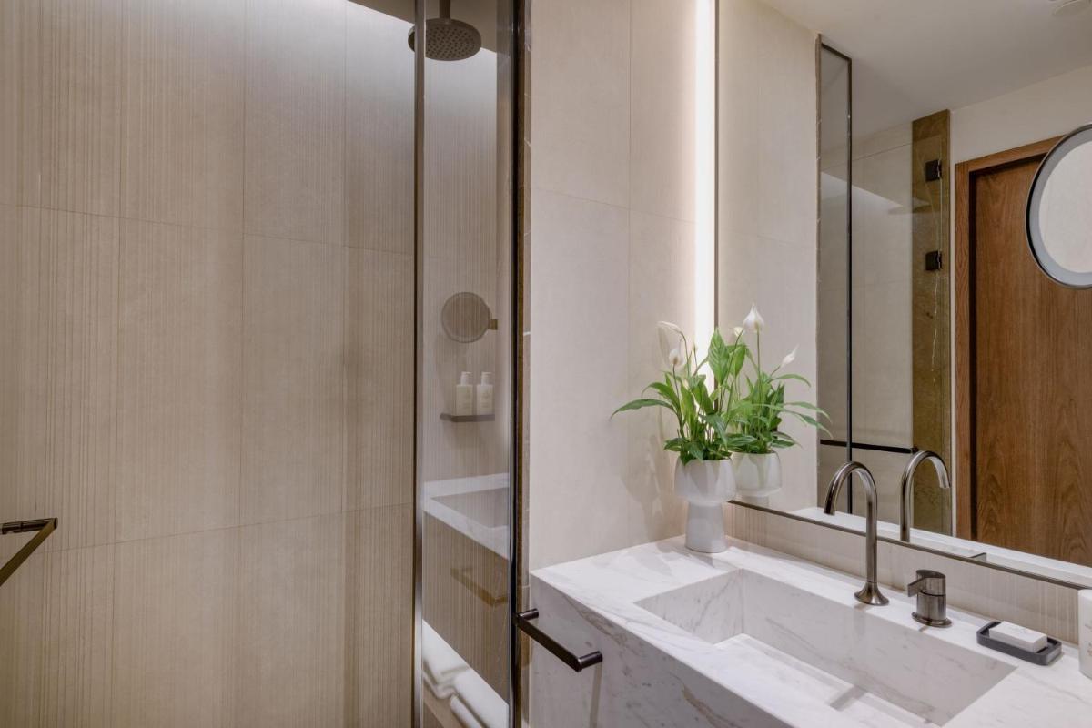 Un baño de JW Marriott Hotel Madrid