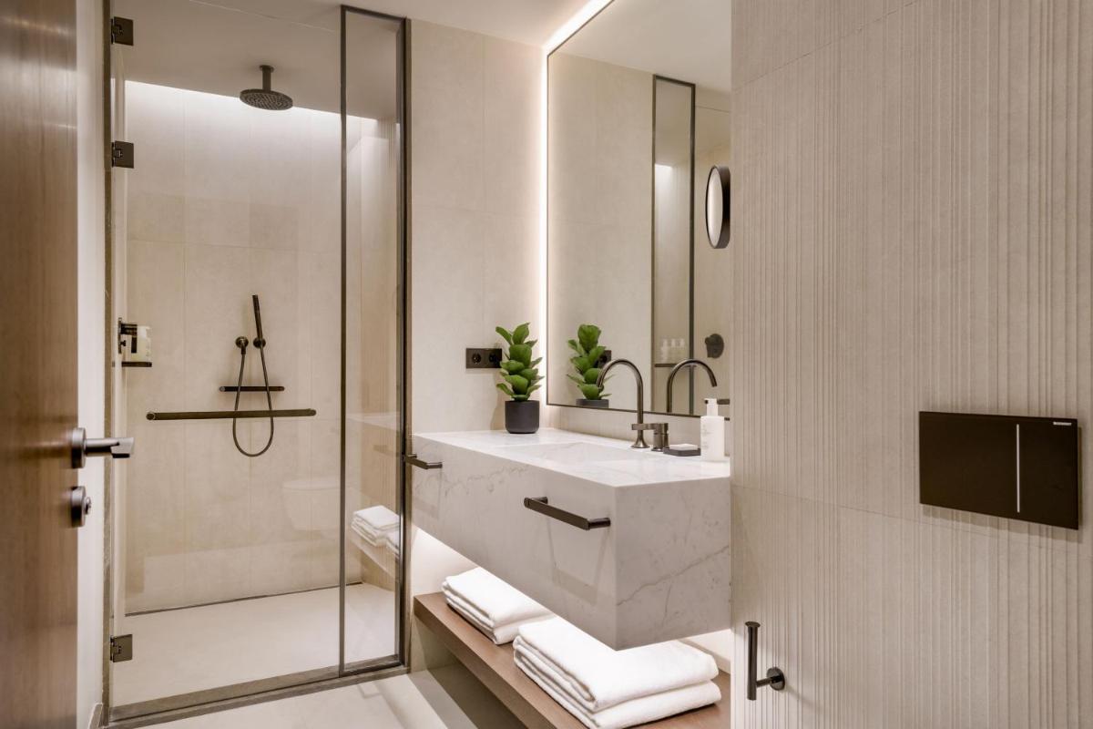 Un baño de JW Marriott Hotel Madrid