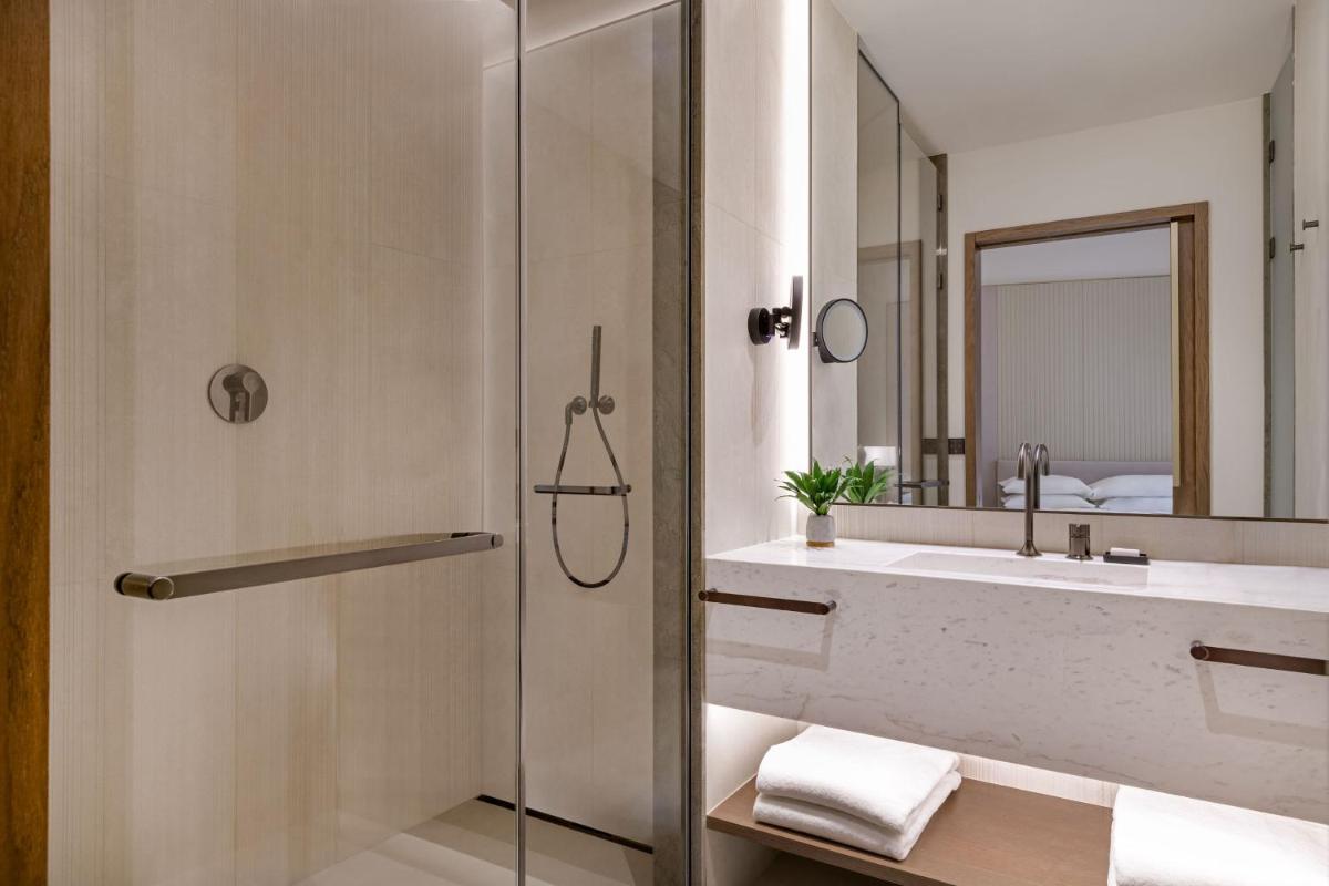 Un baño de JW Marriott Hotel Madrid