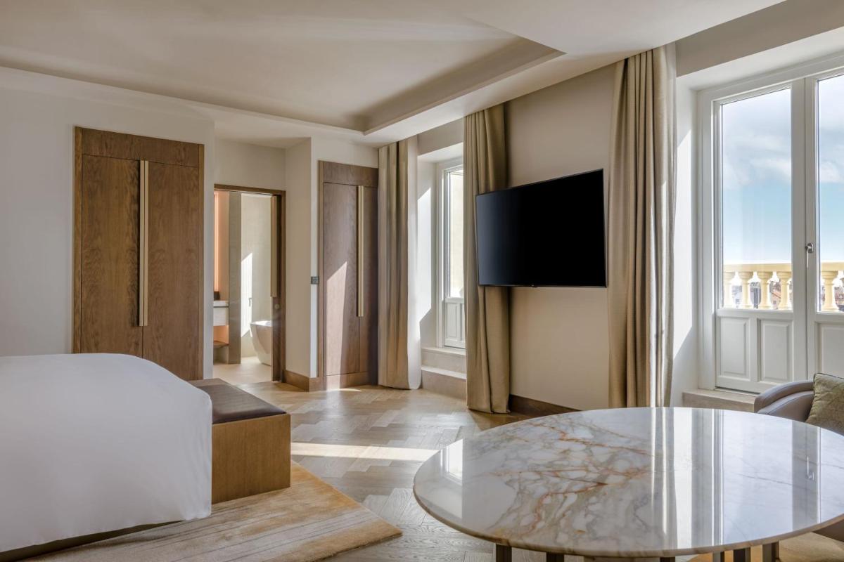 Una televisión o centro de entretenimiento en JW Marriott Hotel Madrid