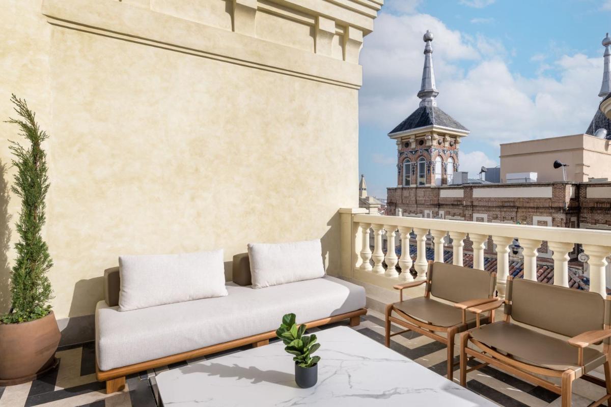 Un balcón o terraza de JW Marriott Hotel Madrid