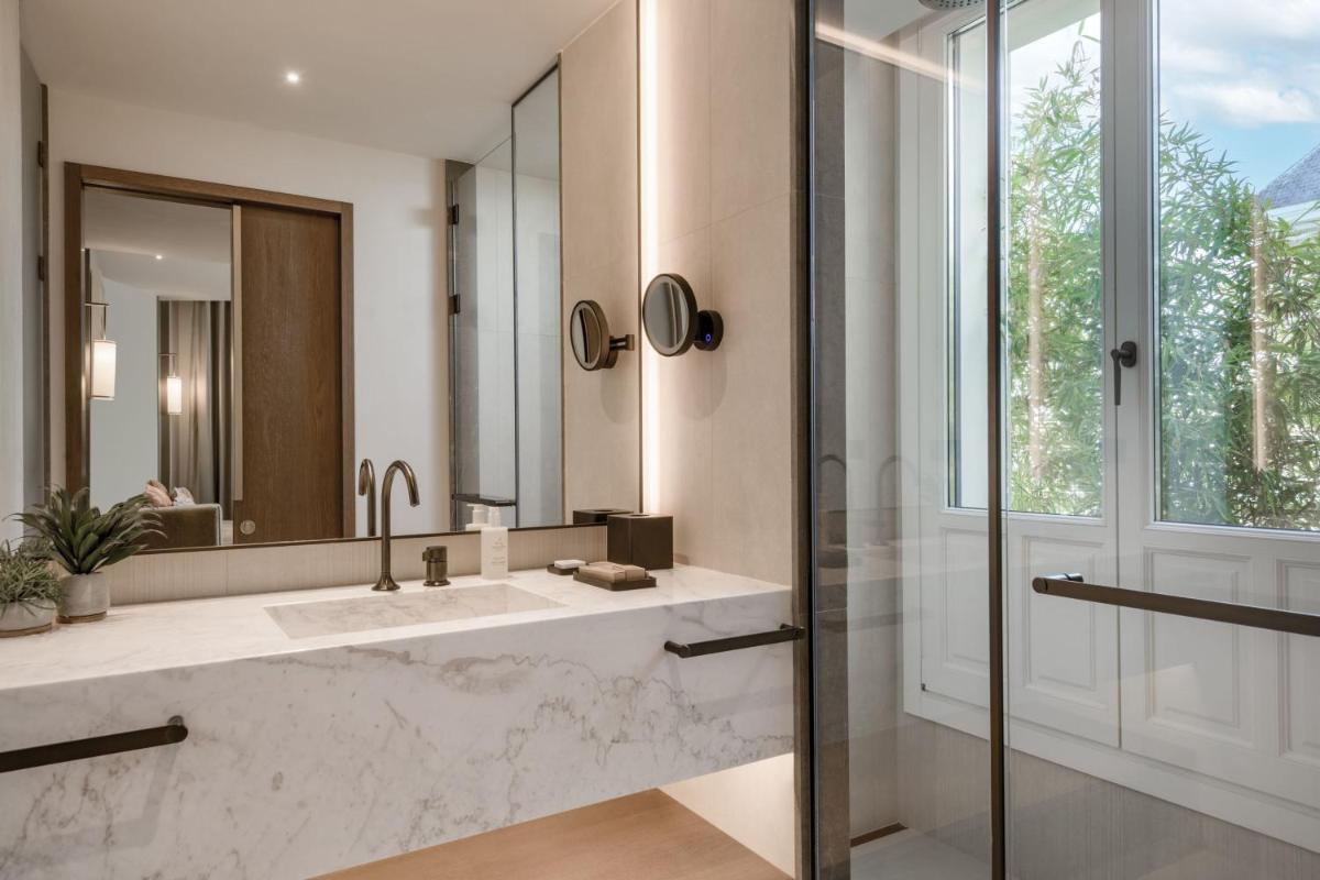 Un baño de JW Marriott Hotel Madrid