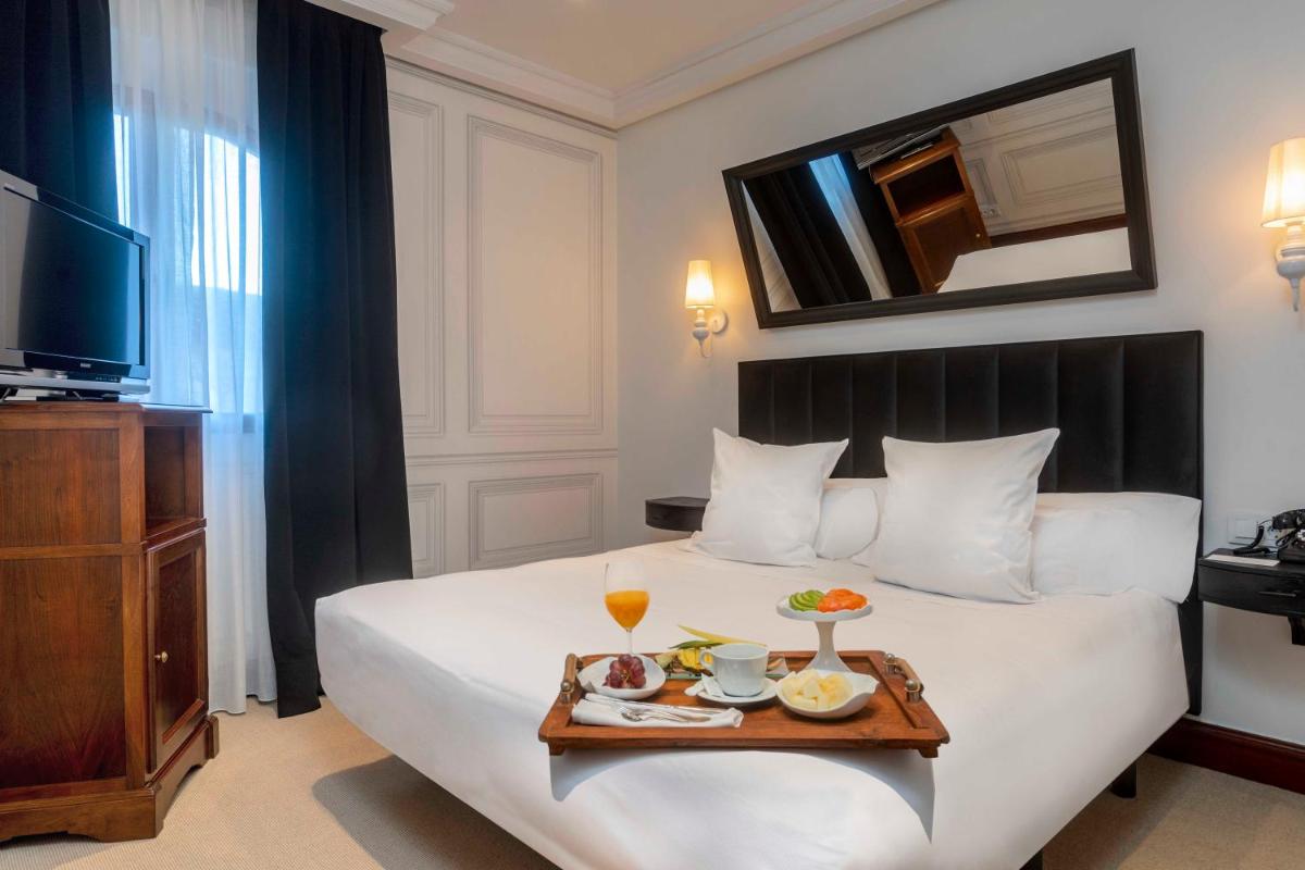 Una televisión o centro de entretenimiento en Hotel & Spa Arzuaga