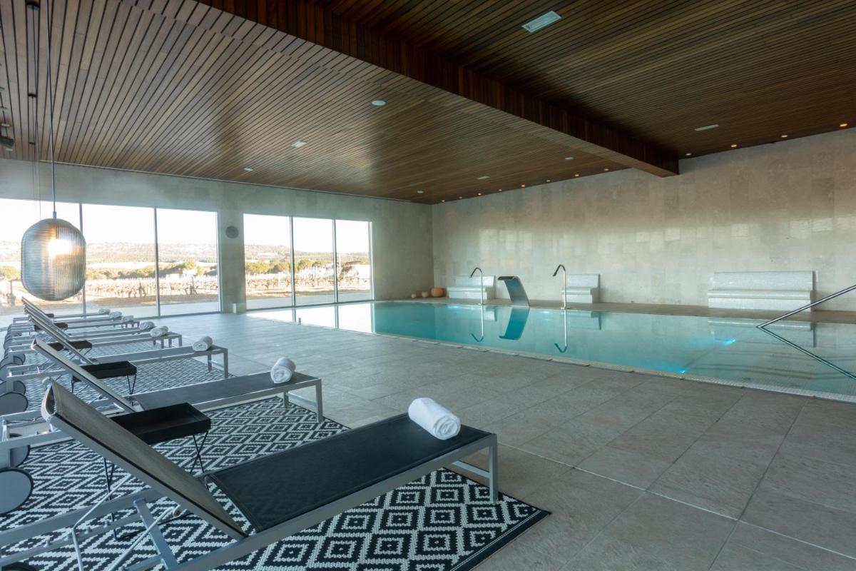 una piscina en un edificio con piscina en Hotel & Spa Arzuaga, en Quintanilla de Onésimo