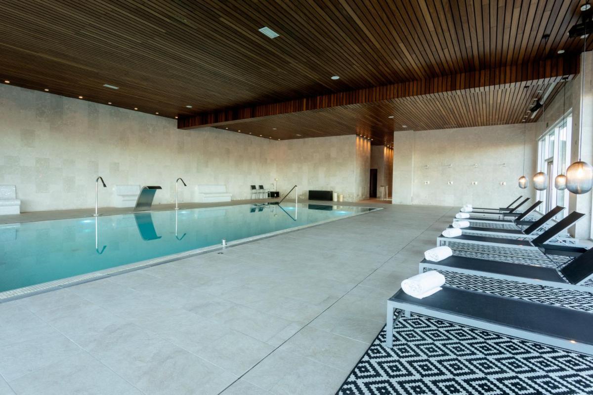 una piscina en una habitación grande con piscina en Hotel & Spa Arzuaga, en Quintanilla de Onésimo