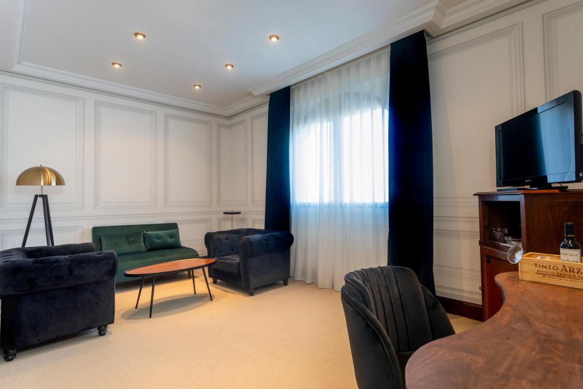 Una televisión o centro de entretenimiento en Hotel & Spa Arzuaga