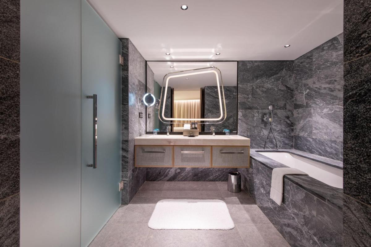 Uma casa de banho em W Residences Algarve