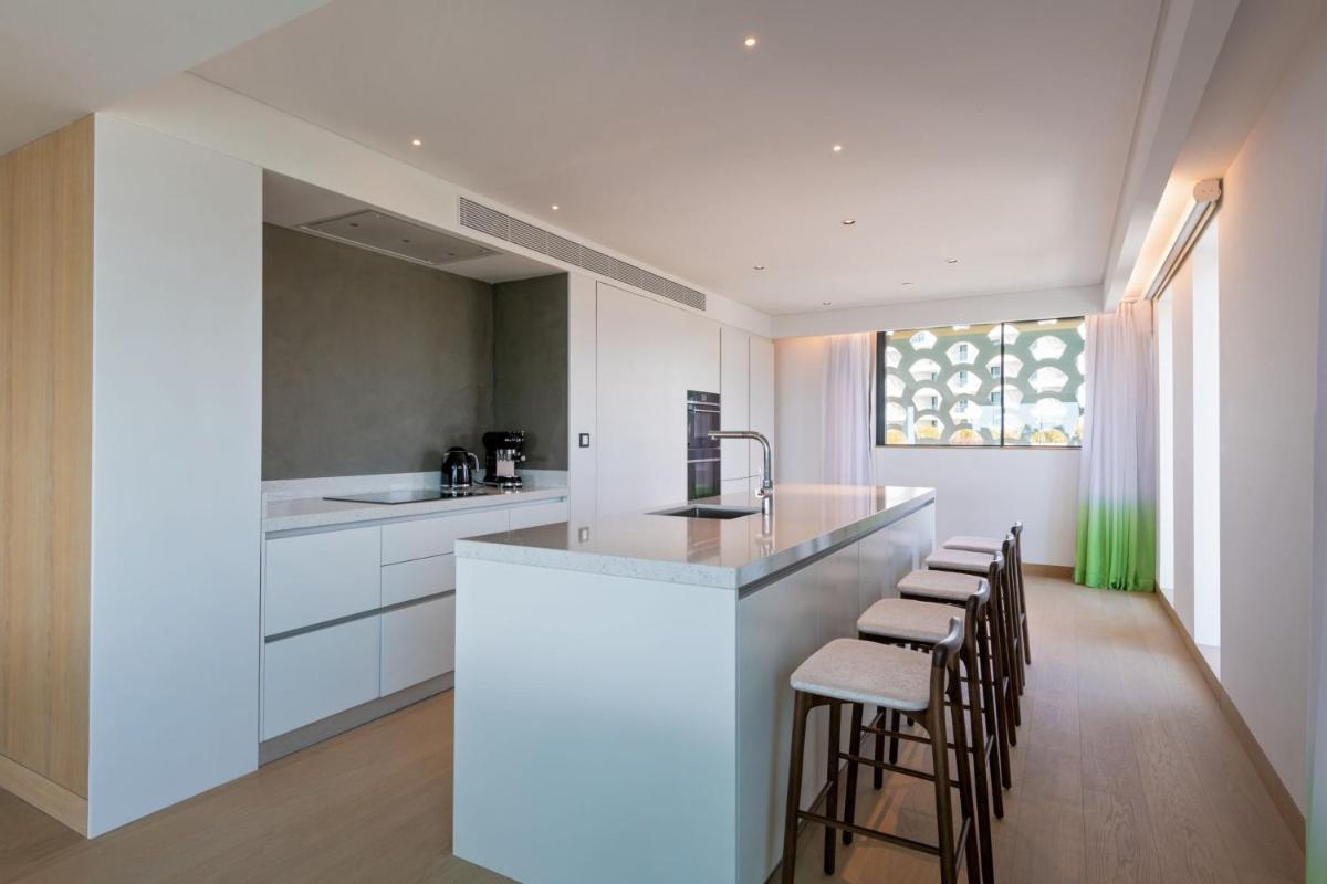 A cozinha ou kitchenette de W Residences Algarve