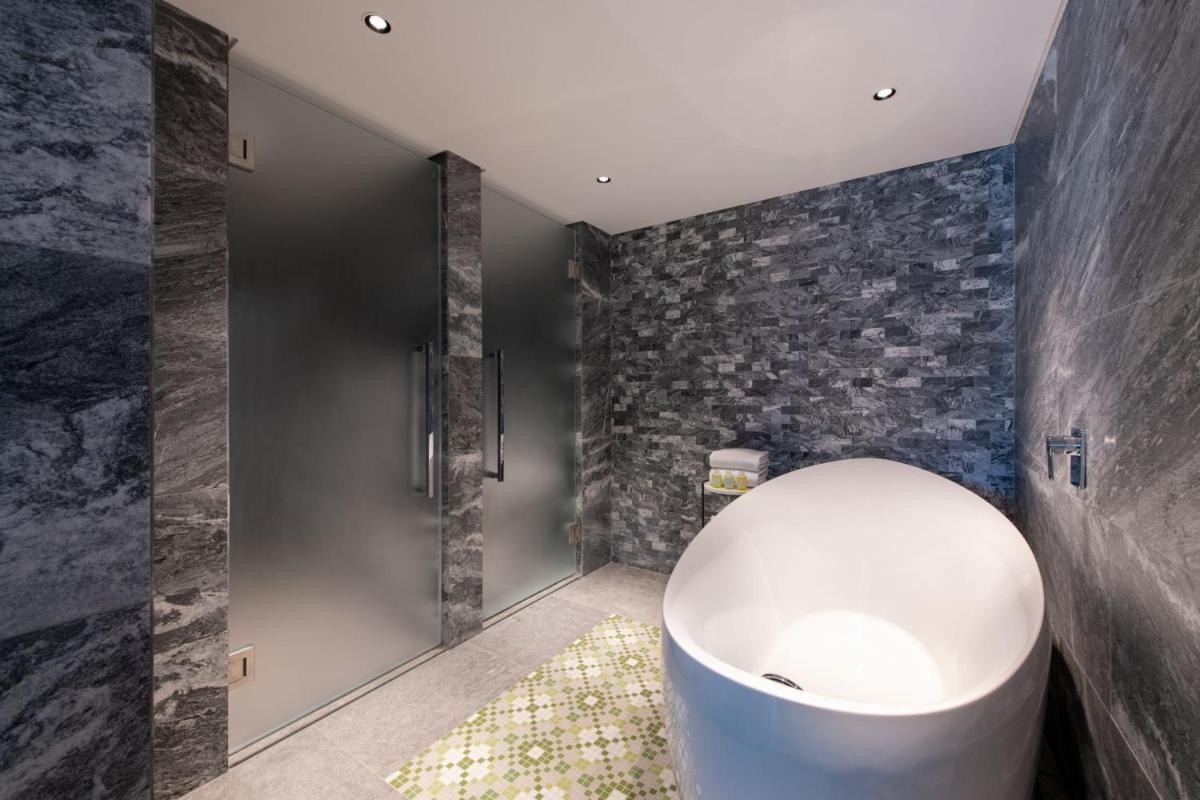 Uma casa de banho em W Residences Algarve