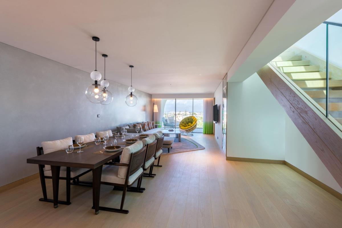 Uma área de estar em W Residences Algarve