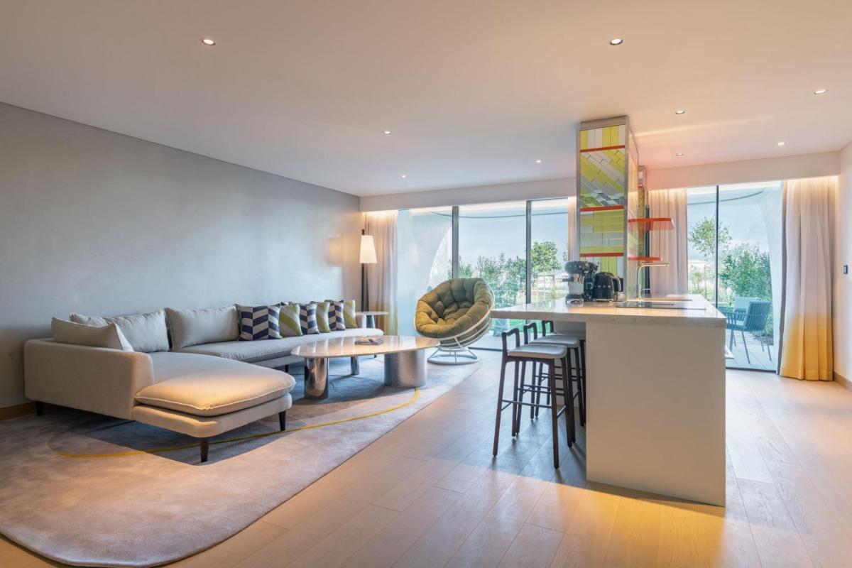 Uma área de estar em W Residences Algarve