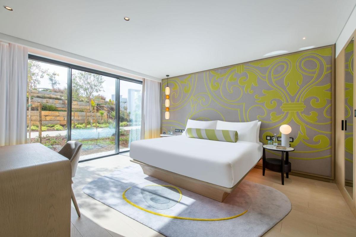 Uma cama ou camas num quarto em W Residences Algarve