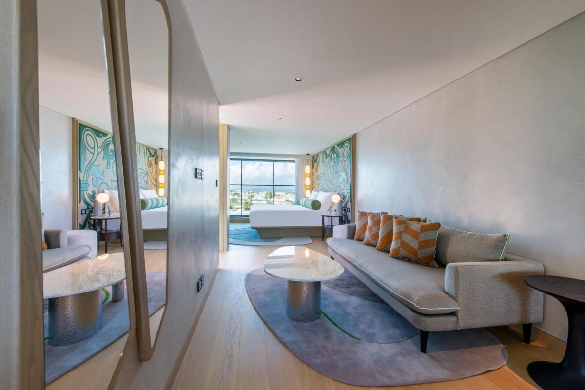 Uma área de estar em W Residences Algarve
