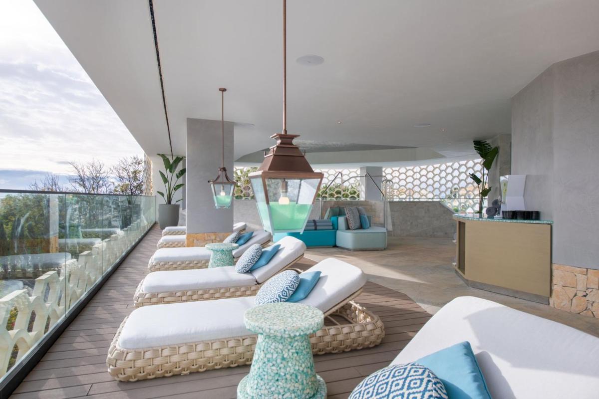 Uma área de estar em W Residences Algarve