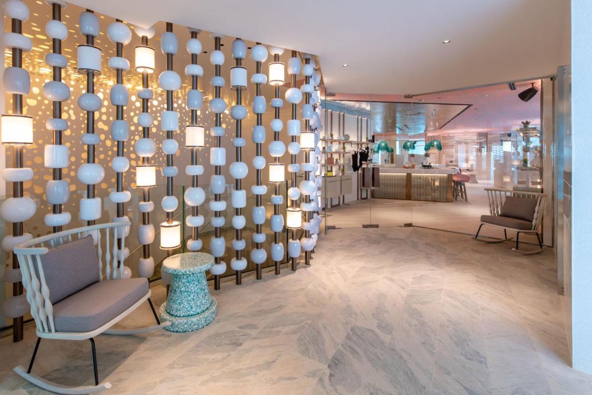 Uma área de estar em W Residences Algarve