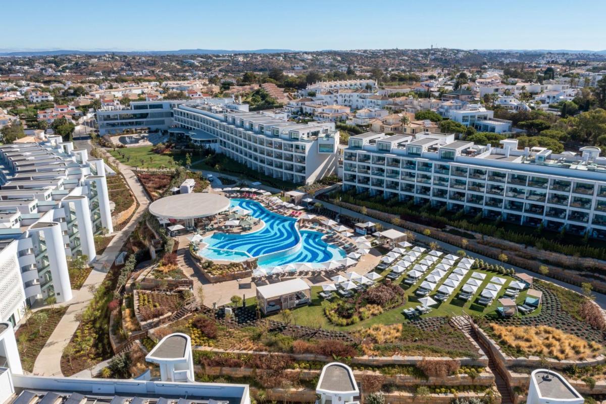 uma vista aérea de um resort com piscina em W Residences Algarve em Albufeira uma vista aérea de um resort com piscina em W Residences Algarve em Albufeira
