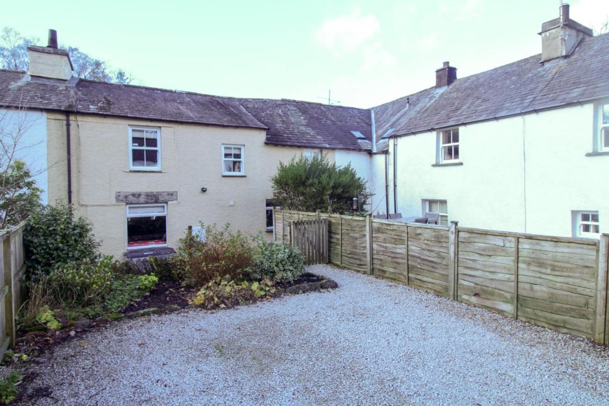 Woodside, Lakeside - Housity