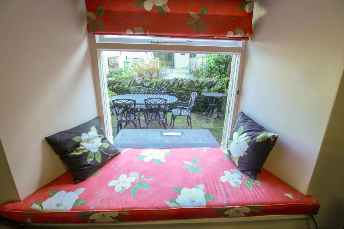 Woodside, Lakeside - Housity