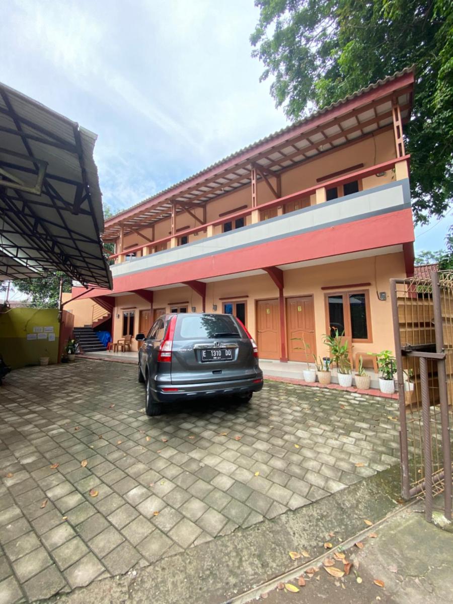 Karina Guest House Syariah - Housity