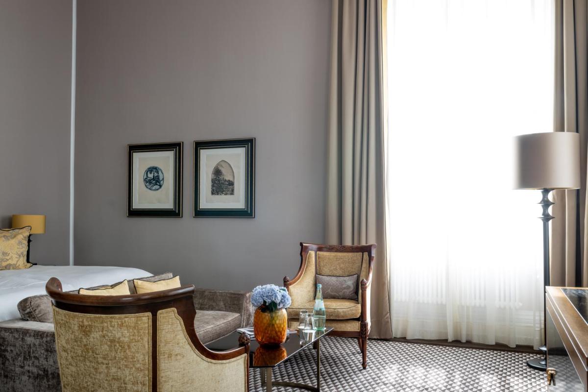 Ein Sitzbereich in der Unterkunft Althoff Grandhotel Schloss Bensberg