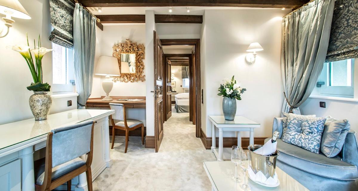 Ein Sitzbereich in der Unterkunft Victor's Residenz-Hotel Schloss Berg