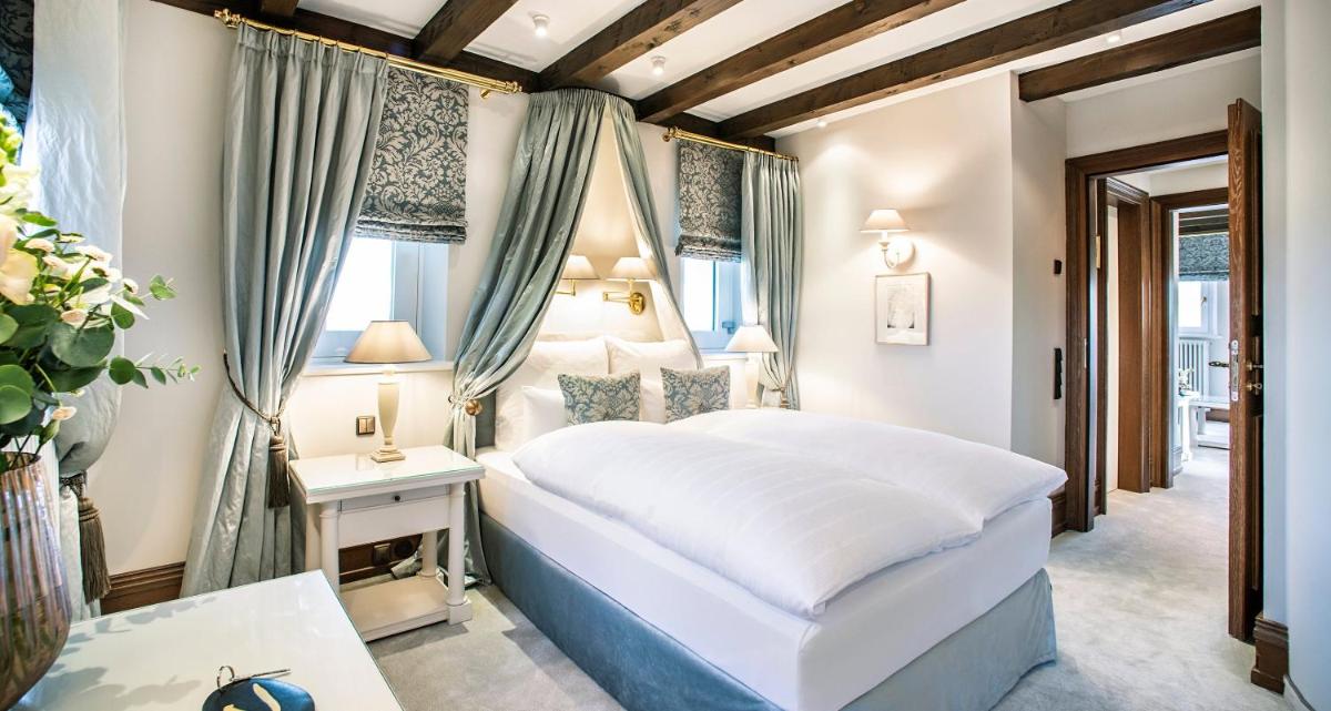 Ein Bett oder Betten in einem Zimmer der Unterkunft Victor's Residenz-Hotel Schloss Berg