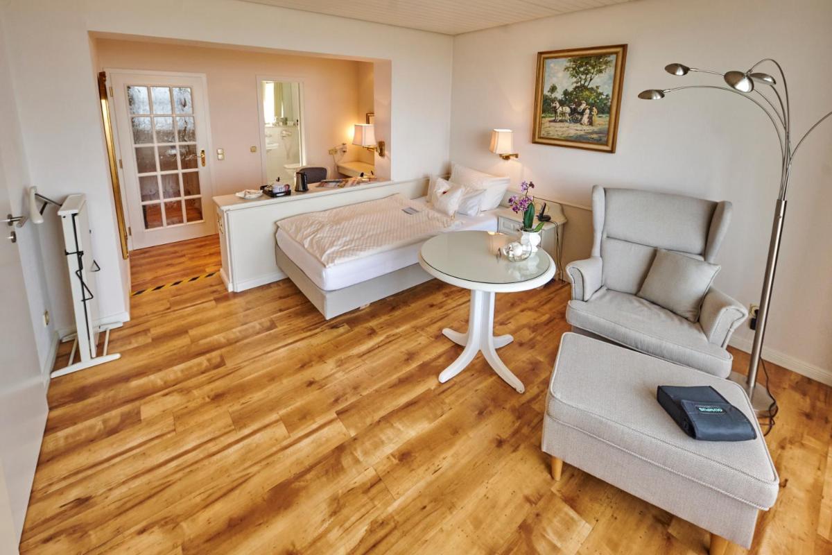 Ein Sitzbereich in der Unterkunft Badhotel Sternhagen