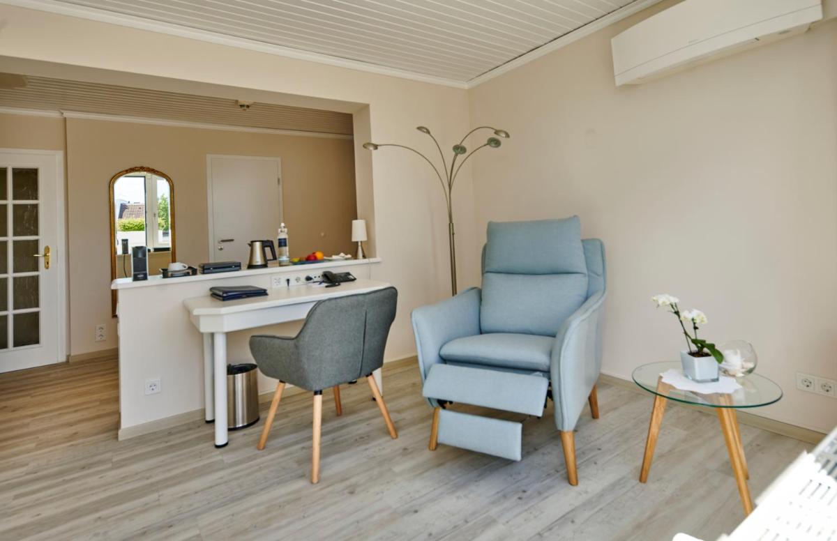 Ein Sitzbereich in der Unterkunft Badhotel Sternhagen