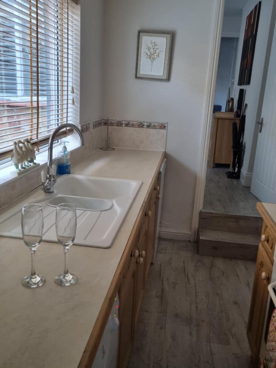 Cottage 5 minutes walk to river and town centre - Housity
