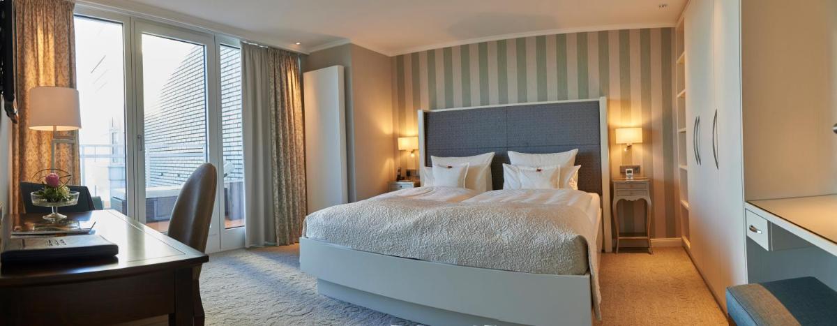 Ein Bett oder Betten in einem Zimmer der Unterkunft Badhotel Sternhagen