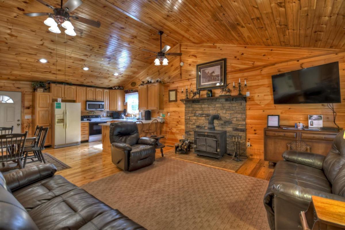 New - Campbells Cozy Cabin With Fire Pit - Housity