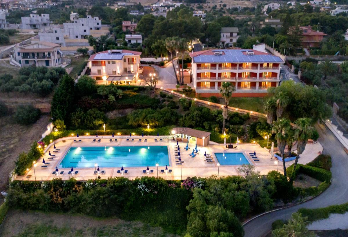 Aparthotel Isabella - Housity